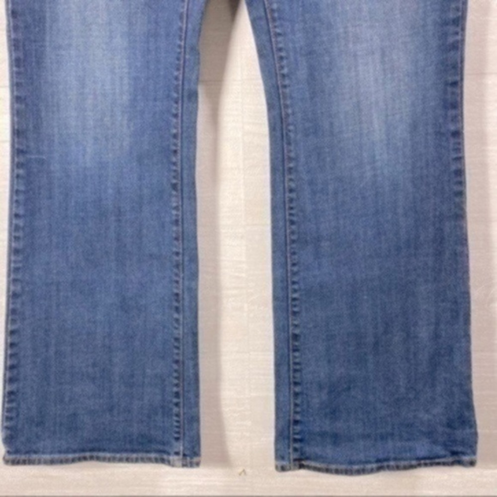 Levi’s women’s slight curve classic boot cut jean
Size 14/32 color Blue - Picture 2 of 9